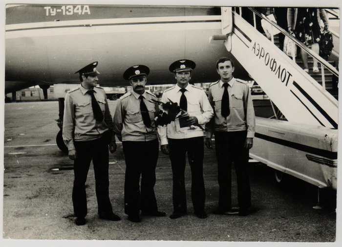 первый полет Владимира Шершнева (второй слева в белом). экипаж встречали с цветами...