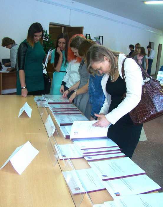 Студенты РГППУ знакомятся с материалами выставки педагогов техникумов и колледжей Свердловской области