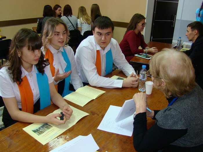 Идет защита проекта на конвейре Областного фестиваля Урал традиционный