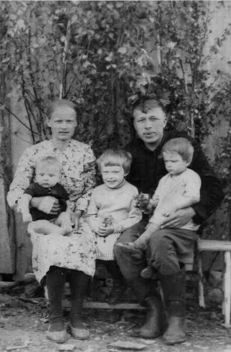 Михаил Иванович и Антонина Андреевна Жуковы с детьми.