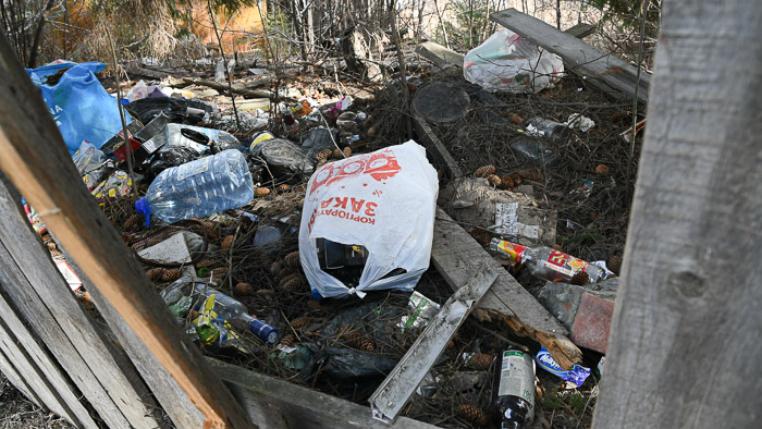 Жители многоэтажек набросали мусор в огород дома №29/2 по улице Московской, где живет одинокая женщина.