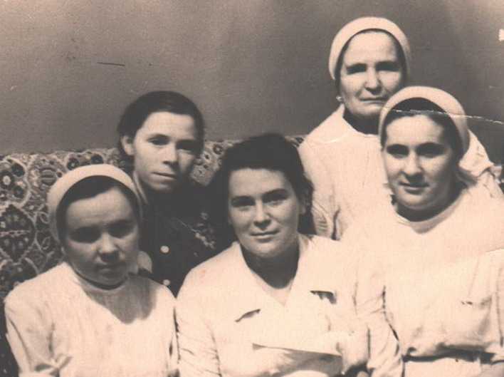 (слева на право) Нина Кондрух, Оня Белькова. Зина Корзунова, тетя Тоня Бибикова, Тоня Каёва