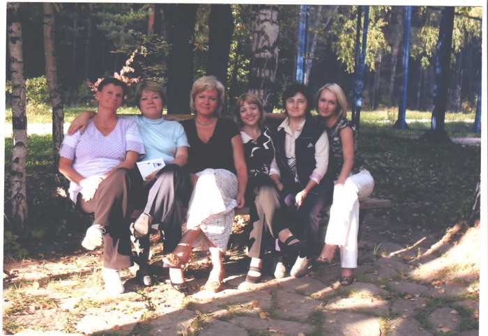 Тамара Павловна (крайняя слева) отмечает, что ей очень повезло с коллегами. Коллектив во Дворце работает сплоченный и дружный