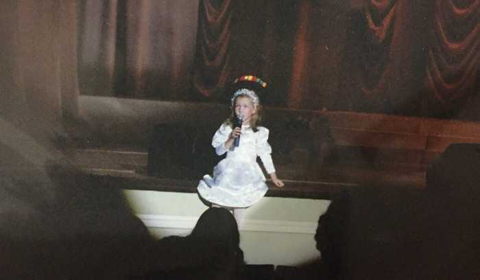 2003 год. Четырехлетняя Елена исполняет песню «Белые кораблики»