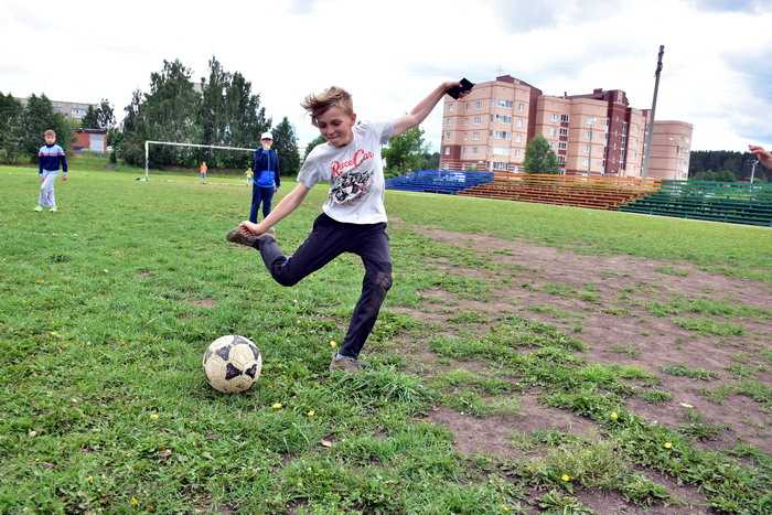 Пока для кирзаводских парней открыли стадион, где они с удовольствием играют. Но — только до начала строительства школы