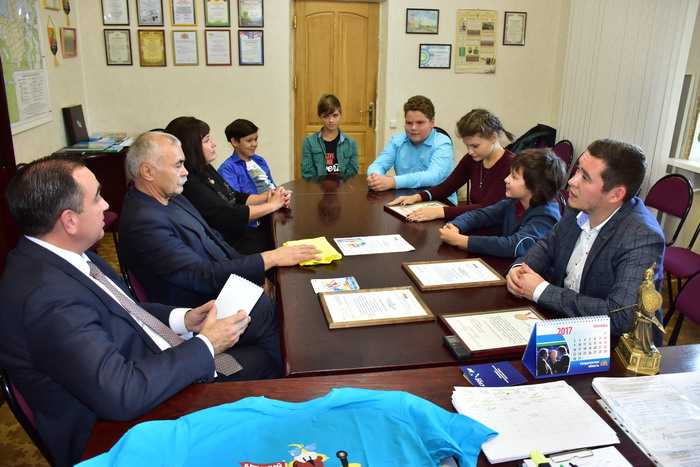 Команда КВН «Вроде город» во время встречи с Андреем Мокрецовым, Анатолием Сазановым и Ириной Кочкиной. 