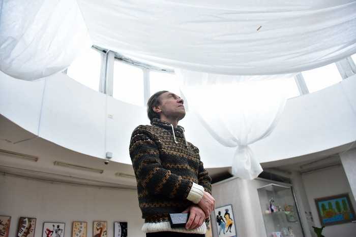 Ротонда — визитная карточка ДХШ. Первый руководитель выставочного зала Эдуард Кремнев рассказал, как школа переезжала в свой новый дом. 