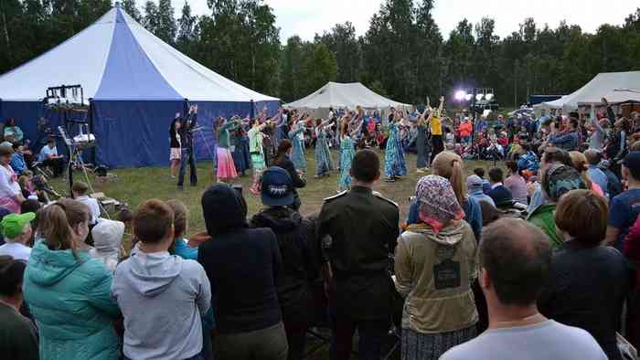 Фото с прошлогоднего Международного слета трезвости. Почти каждый день участники проводят концерты, балы, устраивают театрализованные представления. 