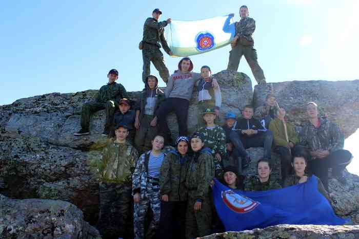 ВПК «Омега» уже 12 лет. Ребята здесь занимаются начальной военной подготовкой, ходят в походы и прыгают с парашютом. 