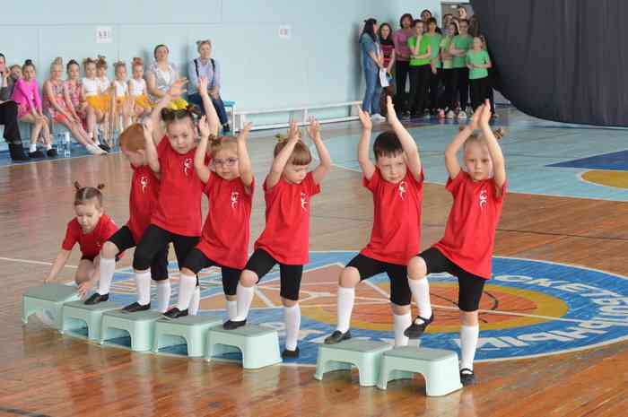 В команде фитнес-студии «Юка» — самые маленькие участники. Им всего 4-5 лет. И они единственные спортсмены в категории «Степ-аэробика». Фото Вероники Ходеневой. 