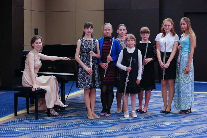 Одаренные флейтистки со всей России на музыкальных занятиях. Юля Коровина — вторая слева