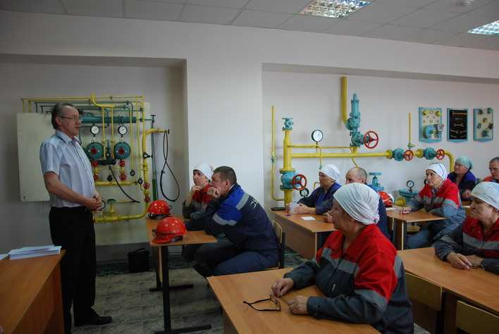 Конкурсантов напутствует начальник цеха централизованного ремонта технологического и энергетического оборудования Николай Корзников