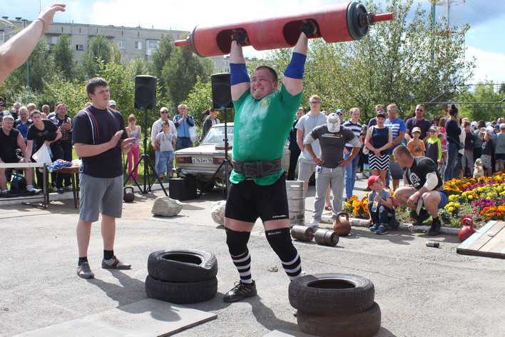 Валерий Чернозубов сумел поднять бревно весом 150 килограммов