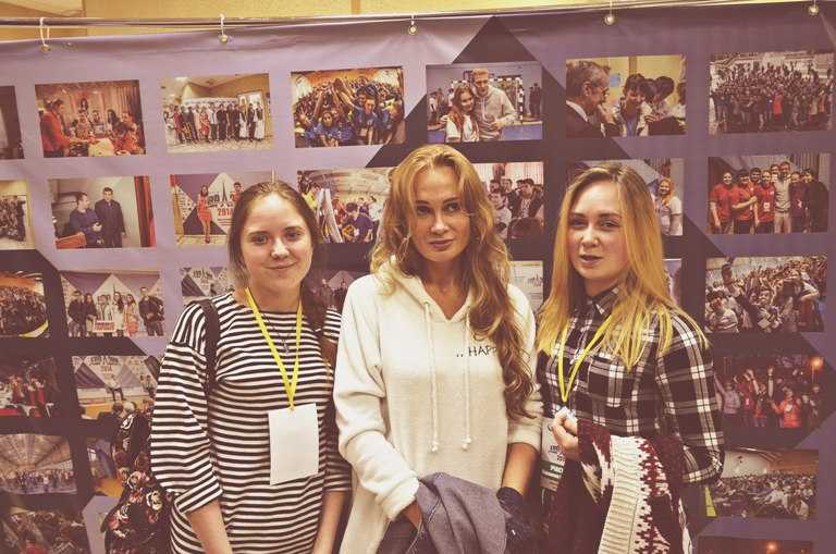 Студенты педколледжа Екатерина Поздеева (слева) и Екатерина Баранник (справа) с ведущей радио «Комсомольская правда» Инной Боевой