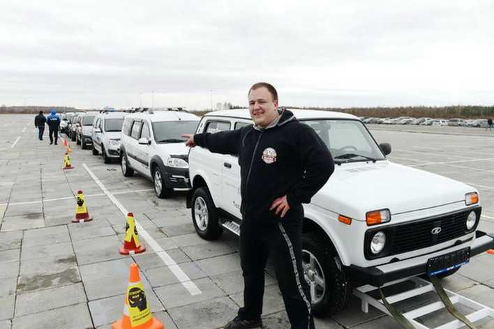 Валерий Чернозубов, представлявший организацию «Богатыри Урала» установил рекорд России по тяге 15 автомобилей. Фото с сайта ГрифонИнфо