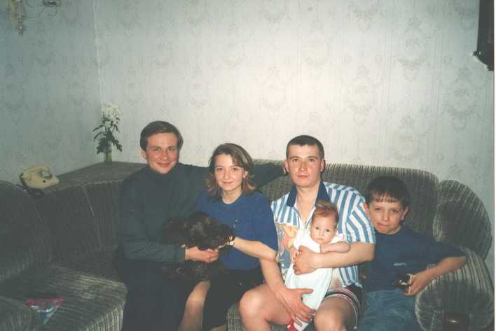 Слева Наталья с мужем Дмитрием. Александр держит на руках Гордея, рядом с ними – Миша.