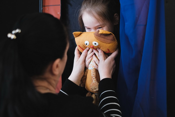Создатели кукольного театра «Светоча» считают своей основной задачей сделать все, чтобы ребенок чувствовал себя здесь любимым и захотел делиться со зрителем этим чувством. Фото Владимира Коцюбы-Белых