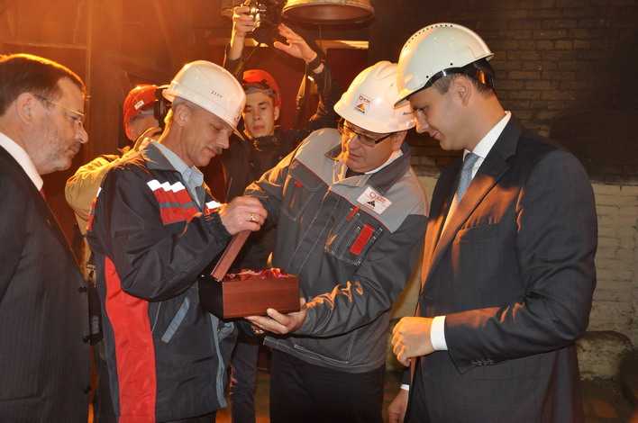 Директор завода Багир Абдулазизов и начальник медцеха Алексей Борисов подарили Денису Паслеру частичку свежевыплавленного металла.