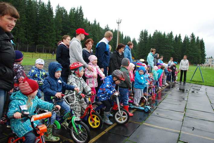1.	35 детишек от 3 до 7 лет готовятся к старту на стометровке Им можно пробежать самостоятельно или за ручку с папой или мамой, проехать на велосипеде или на самокате