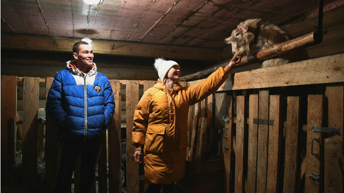 Сергей и Яна Станкевичи ведут большое хозяйство. На фото — семья с нубийским козлом Зефиром. Фото Владимира Коцюбы-Белых