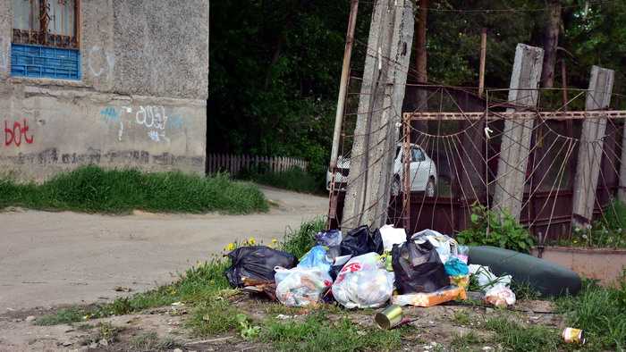 А другие предпочитают носить мусор на старое место и бросать его там, практически под окнами, где сами живут...