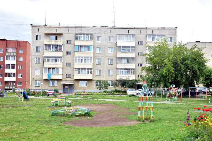 Вот в этом месте стояли футбольные ворота. Теперь от них осталась вытоптанная поляна и срезанные трубы в земли 