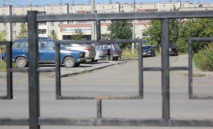 Новое ограждение стало преградой для пешеходов, идущих в художественную школу.