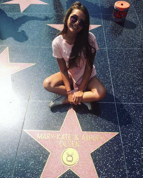 Лос-Анджелес, Аллея славы. На ней Юля нашла звезду сестер Олсен — главных героинь фильма «Мгновения Нью-Йорка», который вдохновлял ревдинскую красавицу на поездку в США. 