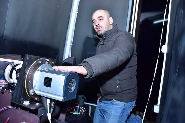 Инженер-исследователь Вадим Крушинский гладит спектральную камеру, которая стоит как квартира в Питере