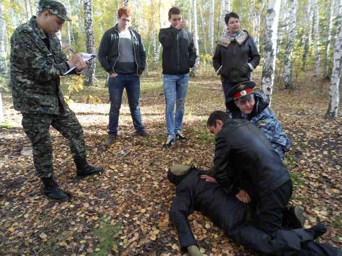 егтярск, 2014 год, проверка показаний на месте. Преступник показывает, как нападал на женщину. Александр Рудь слева, в камуфляже. Фото следственного отдела по городу Ревда СУ СК РФ по Свердловской области