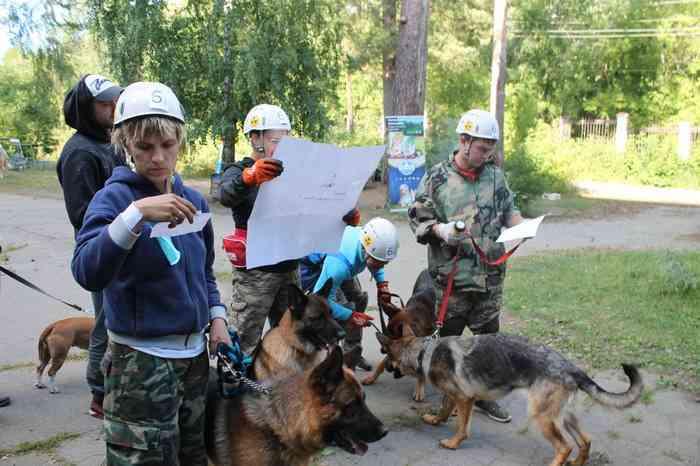 Участники команды «С дурью по жизни» изучают карту дистанций.