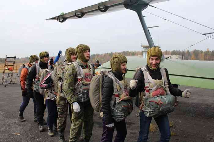 На посадку перед прыжком. В «Омеге» дети прыгать начинают уже в 14 лет. 