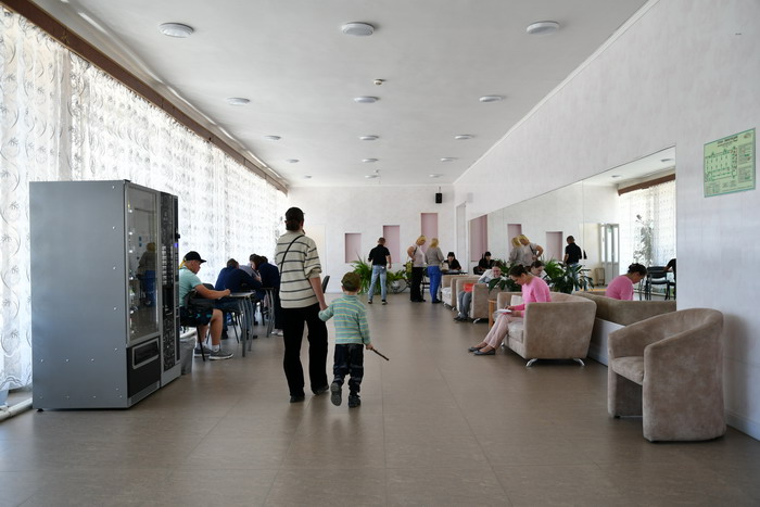 Фойе «Победы» превратилось в «Литер-холл» — такое общественное пространство для всех желающих. Фото Владимира Коцюбы Белых