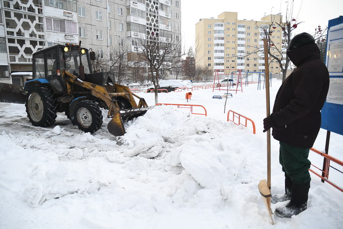 На Российской, 11 трактор компании «Антек» соскребает снег до асфальта. По возможности, эта управляющая организация так делает в каждом свое дворе. Фото Владимира Коцюбы-Белых