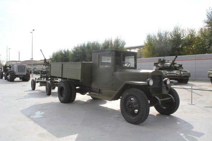 2.	Грузовой автомобиль ЗиС-5 — один из самых распространенных советских грузовых автомобилей 1930-1940 годов. Отличался высокой надежностью, проходимостью и возможностью работы в любых климатических условиях.