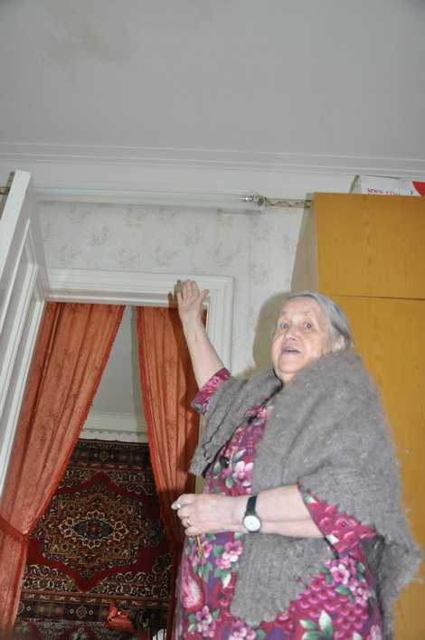 Дина Васильевна показывает следы квартирных капелей 