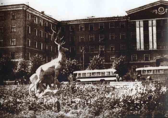 До Ленина на площади Победы стояли олени. Архивное фото предоставлено администрацией Ревды.