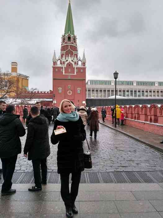 Лариса на пути в Кремль. За спиной слева Кремлевский дворец.