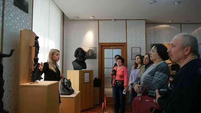 Во время экскурсии по «Демдов-центру» гостям подробно рассказали об истории Ревды.