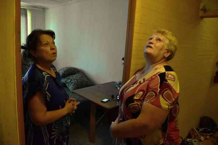 В квартире у Марины Катыревой (слева) ремонт не заканчивается никогда. Обои она клеит два раза в год — отпадывают. 