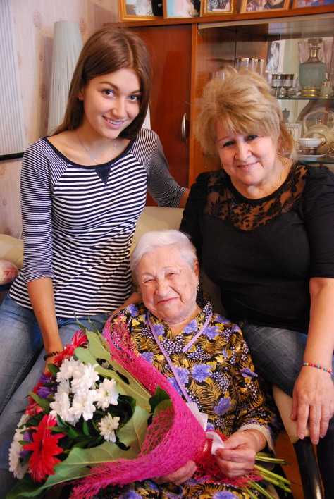 Клавдия Парфеновна Тарасова с дочкой Валентиной и внучкой Валерией.