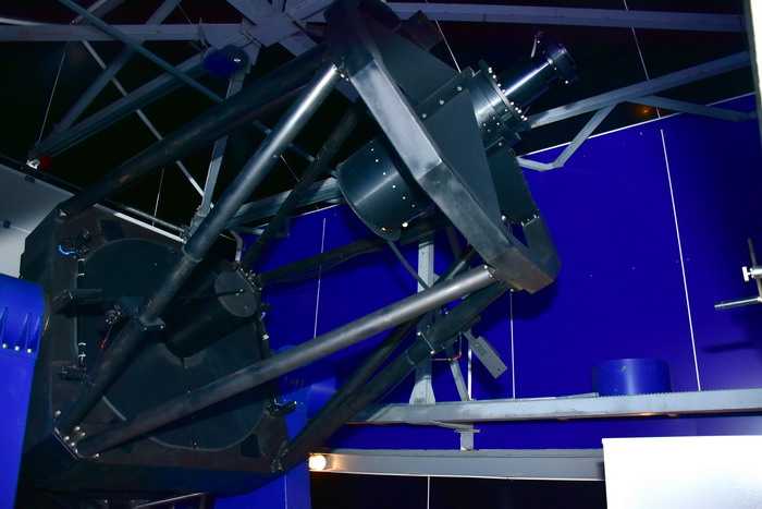 1,2-метровый зеркальный телескоп, оснащенный спектрографом, изучает характеристики звезд