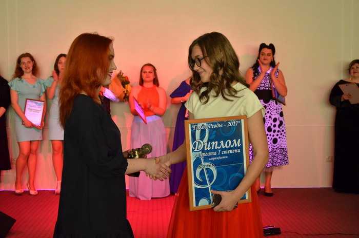 Елена Чупеева получает заветную статуэтку и диплом лауреата первой степени 