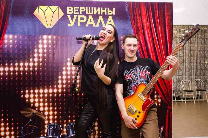 Евгения Жукова и Александр Зайцев в фотозоне в фойе «Победы».