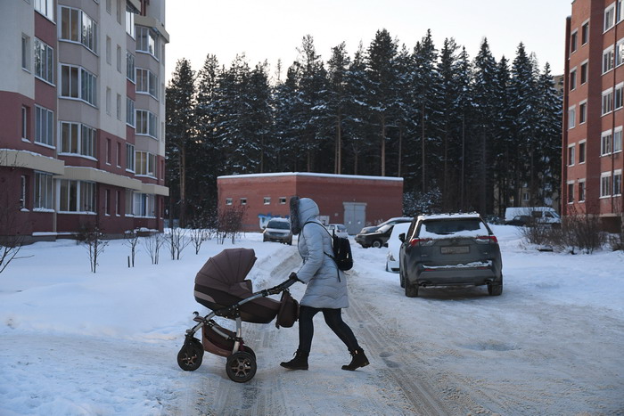 Дорога между домами №№56 и 62 по улице Горького — ничья. Поэтому ее и убирают. На Общественном совете по ЖКХ работающие на территории управляющие компании попросили почистить проезд. В подарок. Фото Владимира Коцюбы-Белых