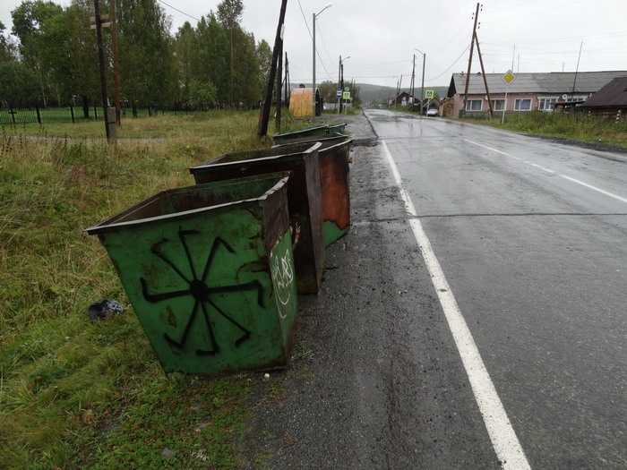 Жителям нужно решить, куда поставить контейнерную площадку, и начать своевременно платить за уборку мусора. Кстати, после встречи с мэром тут стало гораздо чище.