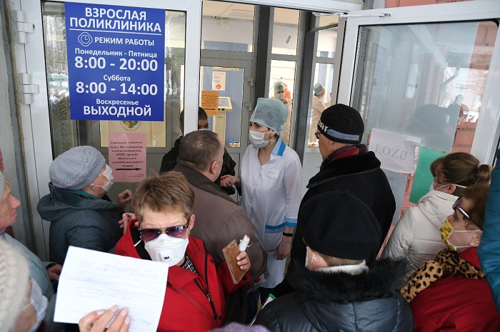На входе в поликлинику утром 30 марта. Фото Владимира Коцюбы-Белых.