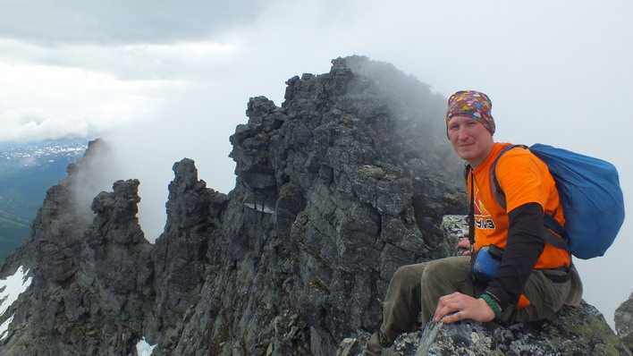 Александр Розенко на одном из склонов вершины горы Манарага. Вид вокруг просто чудесный — дух захватывает!