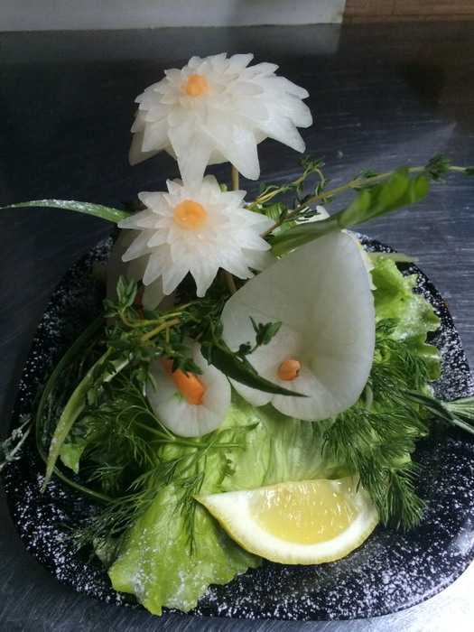 оригинальная подача блюд цветы вырезанные из дайкона