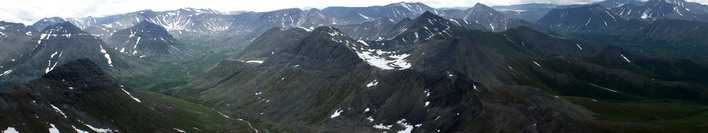 Панорама северных уральских гор с вершины горы Манарага